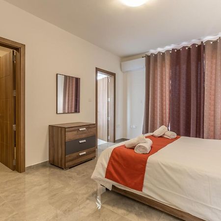 3 Bedroom Apartment - Walking Distance From Airport Gudja Exterior foto